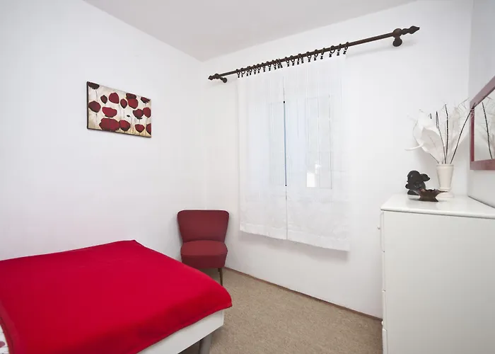 Ingrid * 特罗吉尔